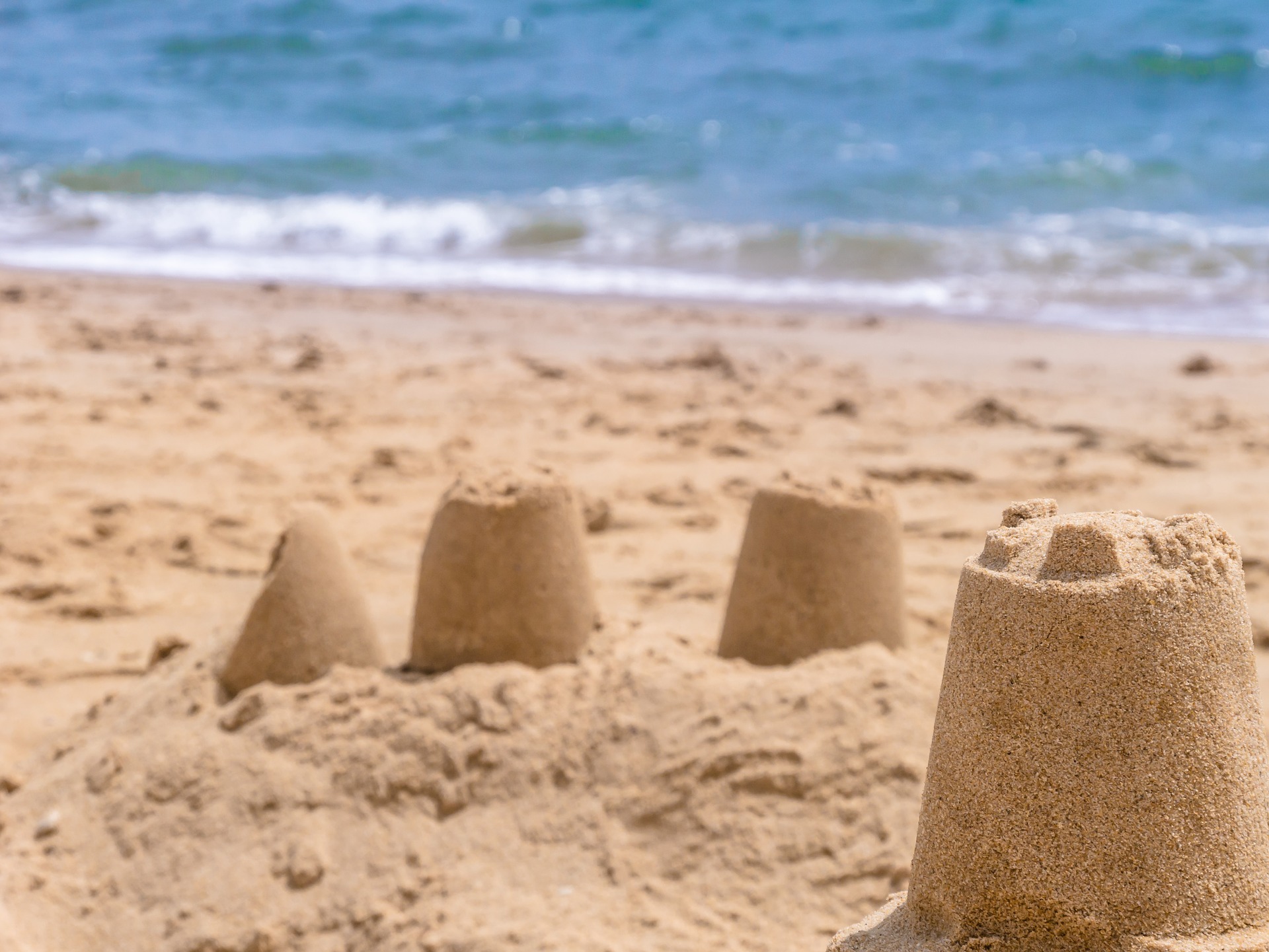 砂浜のサンドアートは砂の彫刻