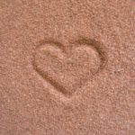 砂に描かれたハートの砂絵アート