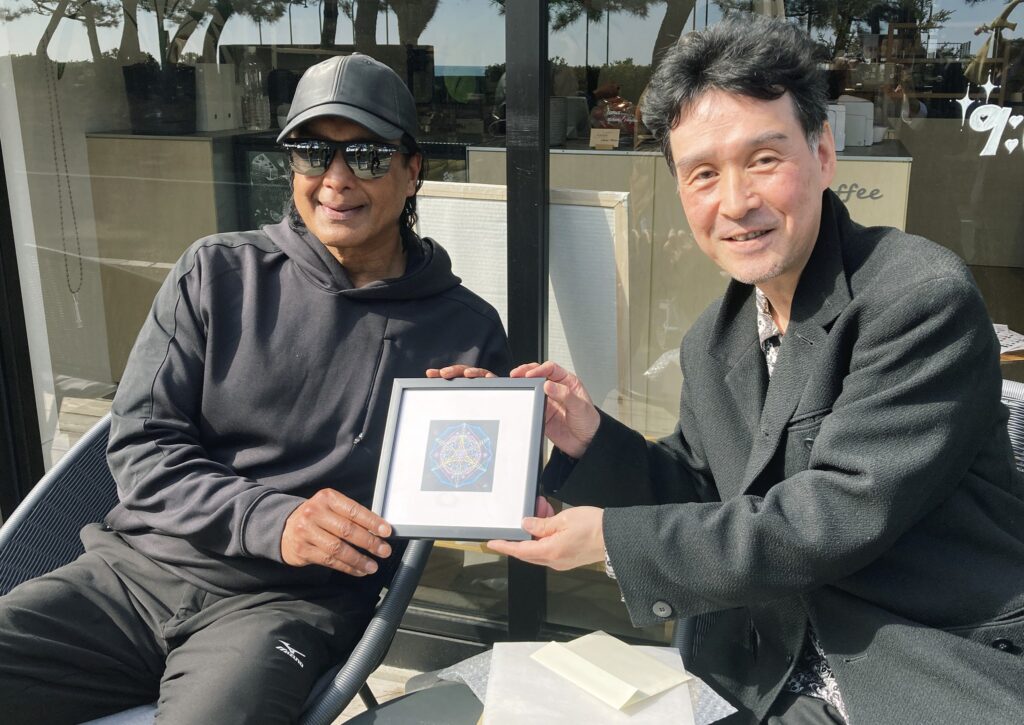 ネパールの偉大な俳優Rajesh Hamal氏へお名前マンダラアートを贈呈